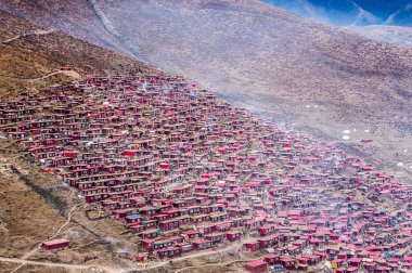 Sichuan, Çin - Eylül 19 2014: larung gar (larung beş İlimler Budist Akademisi). ünlü rahipleri seda, sichuan, Çin.