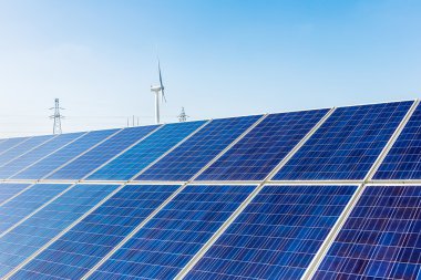 Rüzgar türbinleri ve güneş panelleri. yeşil enerji