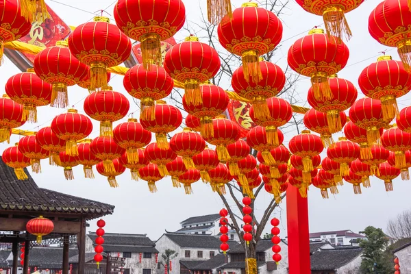 Decoraciones festivas de linterna roja china — Foto de Stock