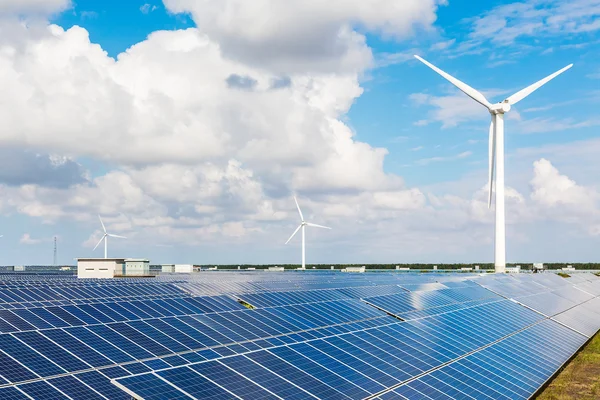 Turbinas eólicas y paneles solares. Energía verde —  Fotos de Stock