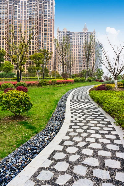 Der Stadtpark ist der Stadtpark der Kieselsteine und des Rasens — Stockfoto