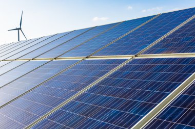 Rüzgar türbinleri ve güneş panelleri. yeşil enerji