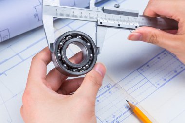 arka planda teknik çizim araçları ve mekanizmaları detay