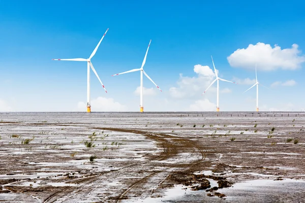 Generatori eolici turbine in mare — Foto Stock