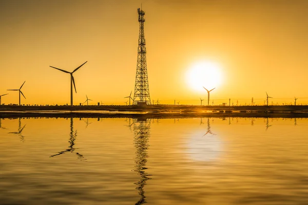 Generatori eolici turbine in mare — Foto Stock