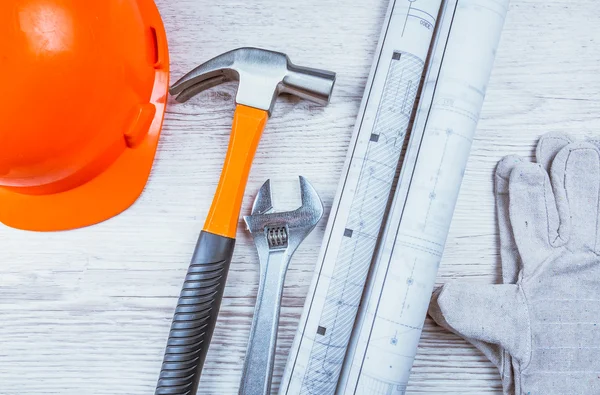 Red Emanet kask Hat ve Pano ve ahşap arka plan üzerinde çizim araçları