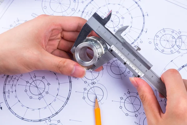 Instrumenten en mechanismen detail op de achtergrond van technische tekeningen — Stockfoto