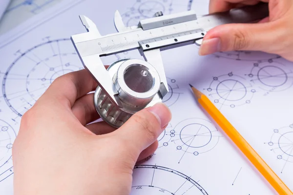 Herramientas y mecanismos detallados sobre el fondo de los dibujos técnicos — Foto de Stock