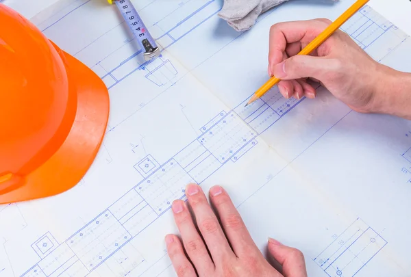 Man's hand with a compass. Mechanical engineer at work. Technical drawings. Pencil, compass, calculator and hand man. Paper with technical drawings and diagrams. — 스톡 사진