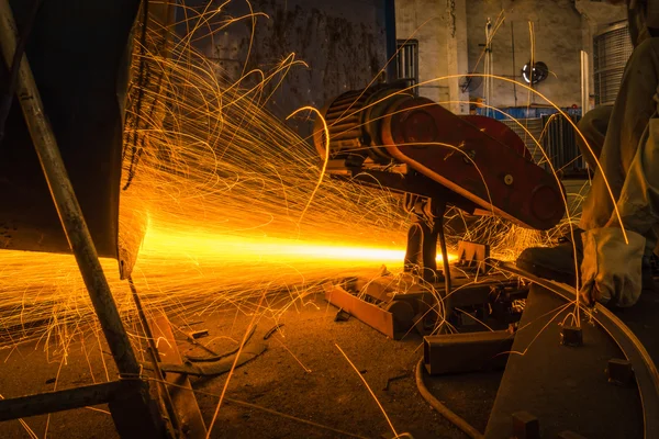 鉄を研削しながら火花します。 — ストック写真