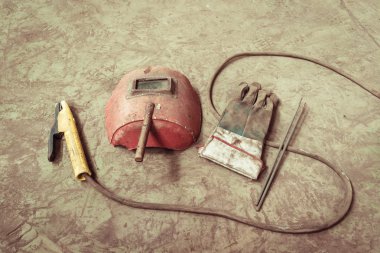 Elektrikli Kaynak Makinası, elektrikli tel, maske, eldiven ve maşa, çok eski