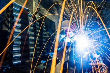 Kaynakçı kaynak yaparken kaynak yaparken kıvılcımlar