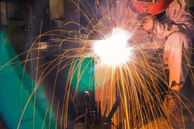 Kaynakçı kaynak yaparken kaynak yaparken kıvılcımlar