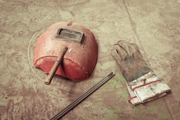 Electric welding machine, electric wire, masks, gloves and tongs, are very old — Stock Photo, Image