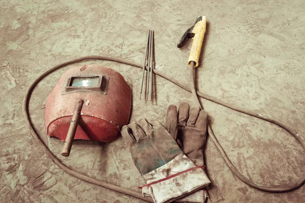 Electric welding machine, electric wire, masks, gloves and tongs, are very old — Stock Photo, Image