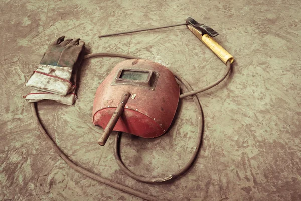 Soldadora eléctrica, alambre eléctrico, máscaras, guantes y pinzas, son muy viejos — Foto de Stock