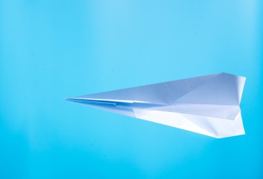 Kağıt uçak gökyüzünde