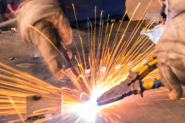 Kaynakçı kaynak yaparken kaynak yaparken kıvılcımlar