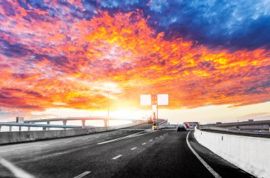 yol üzerinde kırmızı günbatımı