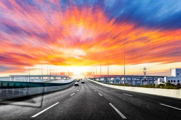 道路の赤い夕日 — ストック写真