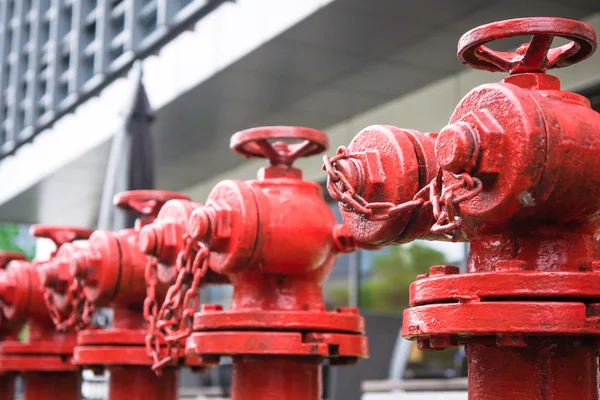 Linie červený požární hydrant — Stock fotografie