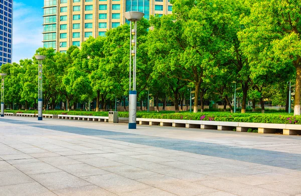 Moderna praça com horizonte e paisagem urbana de fundo — Fotografia de Stock