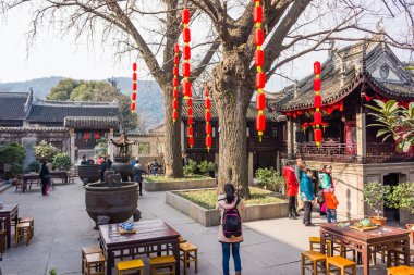 Beijing, Çin - 18 Şubat 2015: İnsanlar kendilerini yürüme Park adlı Çin Yeni Yılı kutlamaları öncesinde yıl 19 Şubat bu yıl başlayan koyun, zevk.