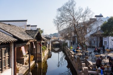 2 Ekim 2014, ulusal gün tatil. Antik şehir Xitang, Zhejiang Eyaleti, gelen turistler bir tekne gezisine oturuyorsun.