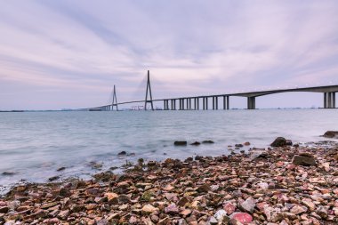 gün batımında Yangtze Nehri üzerinde modern köprü.