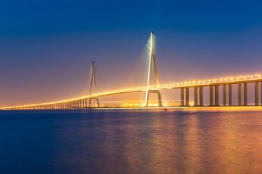 gün batımında Yangtze Nehri üzerinde modern köprü.