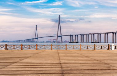 gün batımında Yangtze Nehri üzerinde modern köprü.