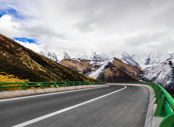 Autostrada curva e cielo blu — Foto Stock