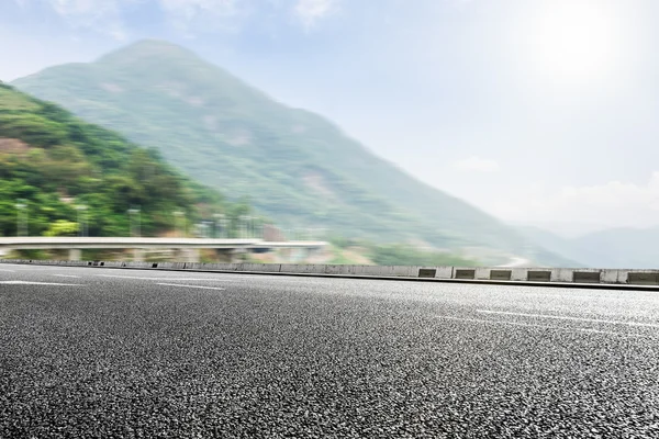 弯曲的公路和蓝蓝的天空 — 图库照片