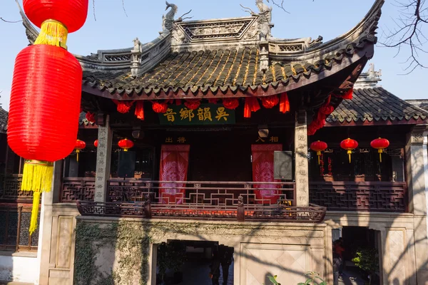 Beijing, China - 18 februari 2015: Mensen zich vermaken in het Ditan Park voor Chinees Nieuwjaar vieringen, het jaar van de schapen, die begint op 19 februari van dit jaar. — Stockfoto