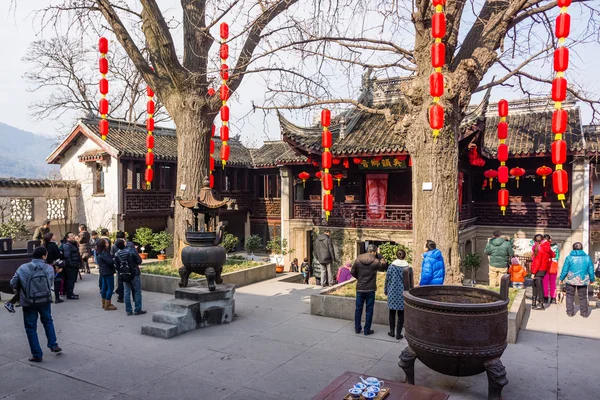 PECHINO, CINA - 18 FEBBRAIO 2015: Le persone si divertono al Ditan Park in vista delle celebrazioni del capodanno cinese, l'anno delle pecore, che inizia il 19 febbraio di quest'anno . — Foto Stock