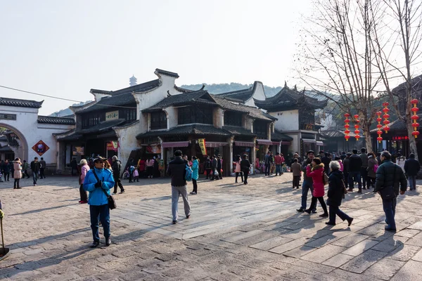 BEIJING, CHINE - 18 FÉVRIER 2015 : Les gens s'amusent au parc Ditan avant les célébrations du Nouvel An chinois, l'année des moutons, qui commence le 19 février de cette année . — Photo