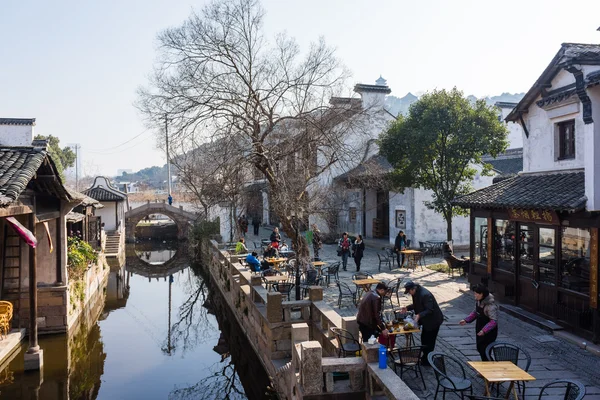 2 oktober 2014, nationale dag vakantie. Toeristen uit de oude stad van Xitang, provincie Zhejiang, zitten op een boot reis. — Stockfoto