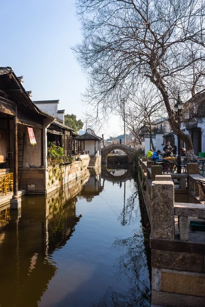 2. října 2014, národní den svátek. Turisté ze starověkého města Xitang, Zhejiang provincie, sedí na výlet lodí. — Stock fotografie