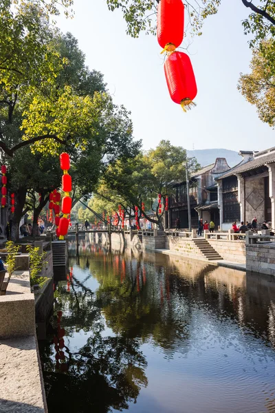 October 2, 2014, National Day holiday. Tourists from the ancient town of Xitang, Zhejiang Province, are sitting on a boat trip. — Stock Photo, Image