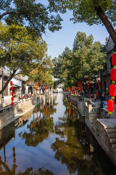 2014 年 10 月 2 日，国庆假期。从古代的西塘镇，浙江省的游客们坐在游船上. — 图库照片
