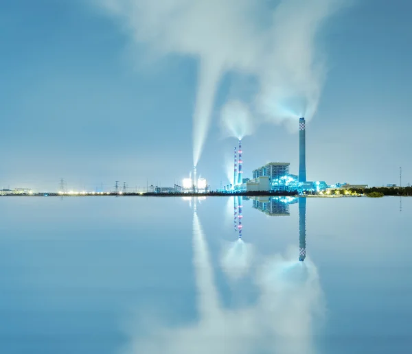 Tubos fumadores de usina térmica contra o céu azul — Fotografia de Stock