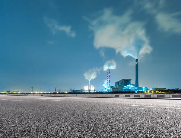 Groothoek landschap foto van een weg die leidt naar een elektriciteitscentrale — Stockfoto