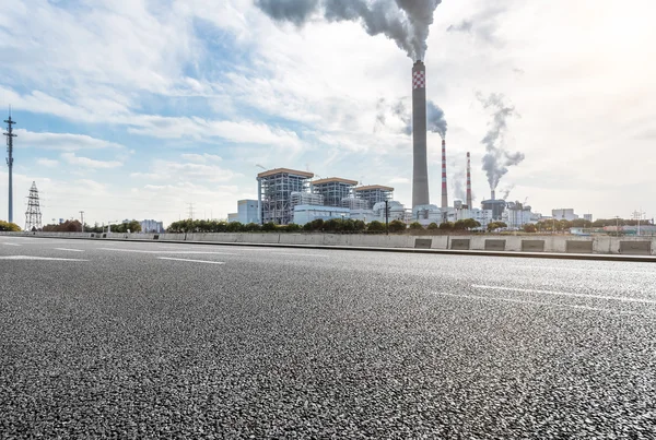 Groothoek landschap foto van een weg die leidt naar een elektriciteitscentrale — Stockfoto