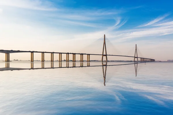 Ponte moderna sobre o rio Yangtze ao pôr do sol . — Fotografia de Stock