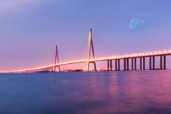Ponte moderna sobre o rio Yangtze ao pôr do sol . — Fotografia de Stock