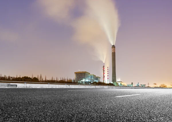 Weitwinkel-Landschaftsaufnahme einer Straße, die zu einem Kraftwerk führt — Stockfoto