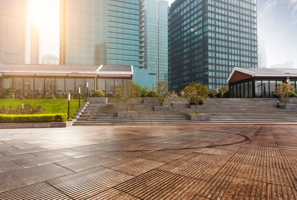 Plaza moderna con horizonte y paisaje urbano de fondo —  Fotos de Stock