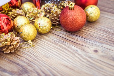 Noel köknar ağacı ahşap tahta arka plan ile kopya alanı üzerinde