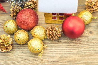 Noel köknar ağacı ahşap tahta arka plan ile kopya alanı üzerinde