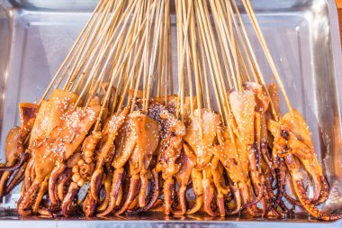 Izgara kalamar ızgara, lezzetli ızgara deniz ürünleri.